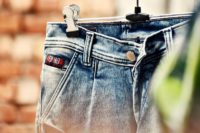 Le jean skinny, la pièce phare de notre dressing